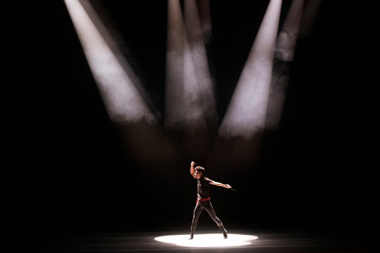 La Fin des temps : Philippe Decouflé fait danser Murakami au Théâtre du Châtelet